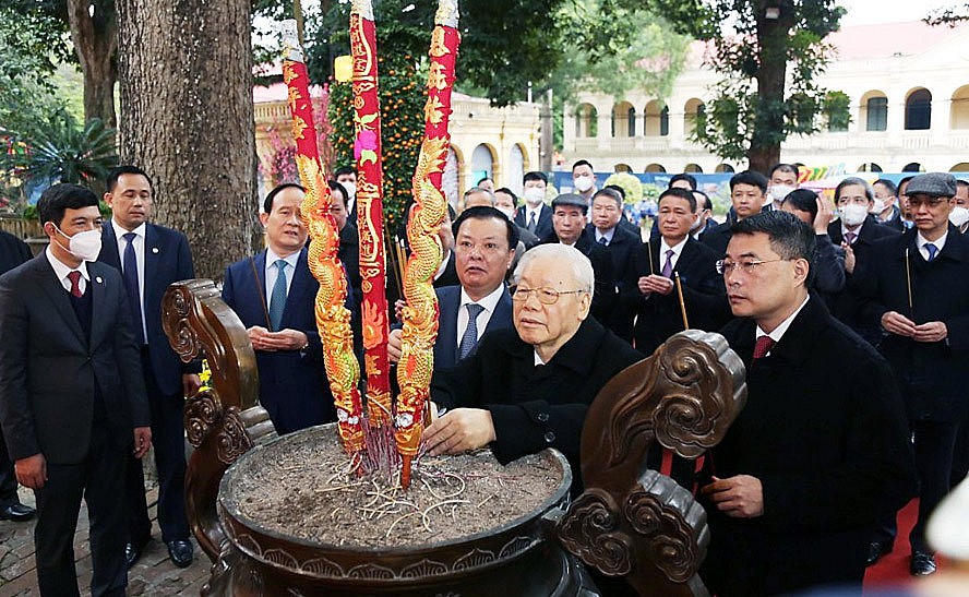 Tổng Bí thư Nguyễn Phú Trọng dâng hương tưởng niệm các bậc tiền nhân