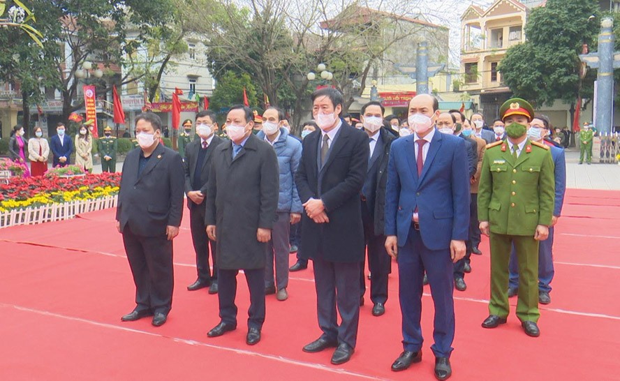 Phó Bí thư Thành ủy Nguyễn Văn Phong và lãnh đạo huyện Thanh Trì dự lễ dâng hương tại tượng đài chiến thắng Ngọc Hồi.