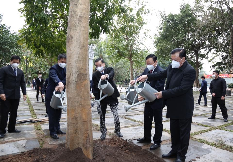 Bí thư Thành ủy Hà Nội Đinh Tiến Dũng cùng lãnh đạo thành phố Hà Nội đã trồng cây trong khuôn viên Đền thờ Hoàng đế Quang Trung tại Di tích quốc gia đặc biệt gò Đống Đa