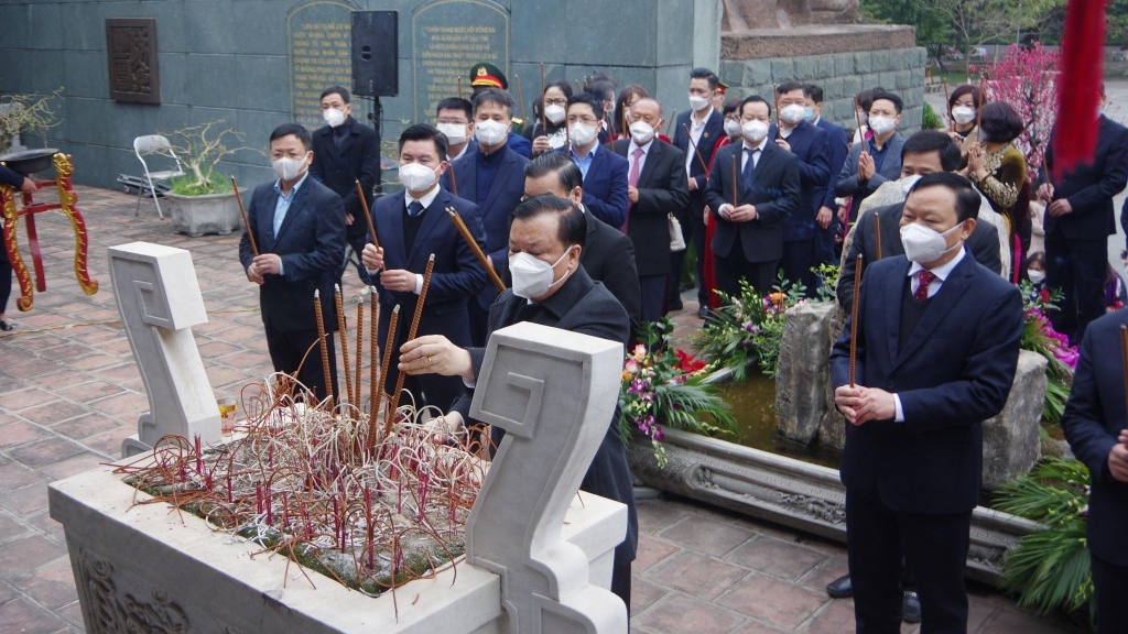 Lãnh đạo TP Hà Nội dâng hương tưởng nhớ Hoàng đế Quang Trung - Nguyễn Huệ