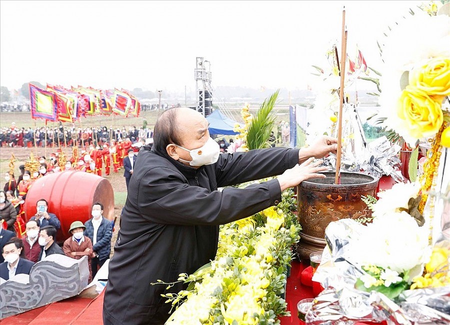 Chủ tịch nước Nguyễn Xuân Phúc dâng hương tại Lễ Tịch điền Đọi Sơn