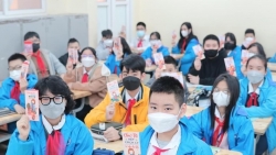 Học sinh bỡ ngỡ trong ngày đầu tiên trở lại trường