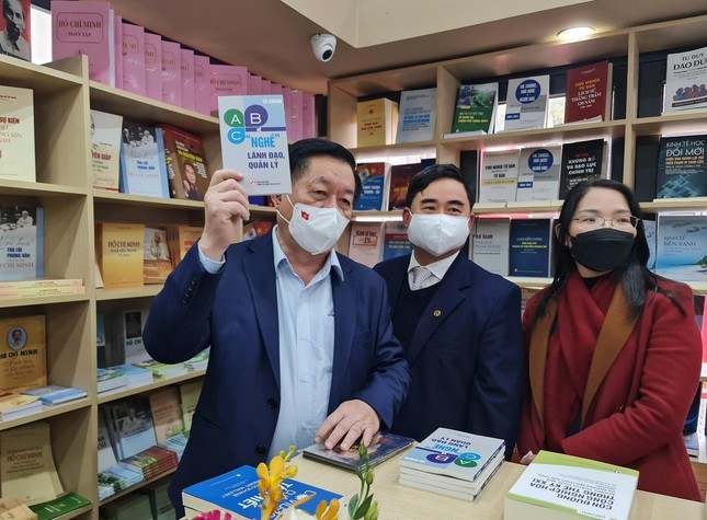 Trưởng Ban Tuyên giáo Trung ương Nguyễn Trọng Nghĩa thăm Phố sách Hà Nội