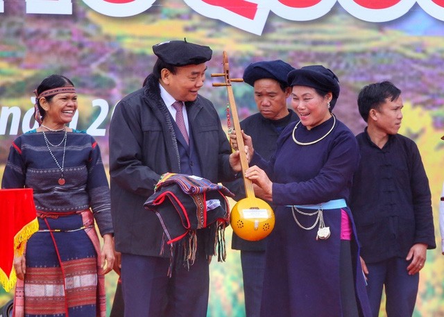 Đồng bào các dân tộc tại Làng tặng quà cho Chủ tịch nước Nguyễn Xuân Phúc.