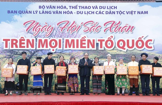 Chủ tịch nước Nguyễn Xuân Phúc tặng quà cho các đồng bào dân tộc