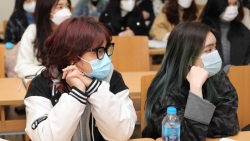 Sinh viên rộn ràng ngày trở lại trường