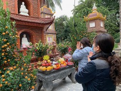 H&agrave; Nội: Nhiều di t&iacute;ch mở cửa, du kh&aacute;ch vui mừng thực hiện nghi thức văn ho&aacute; t&acirc;m linh