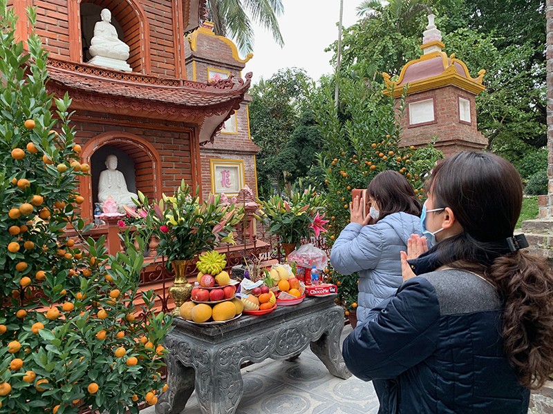 Hà Nội: Nhiều di tích mở cửa, du khách được thoả mãn thực hiện nghi thức văn hoá tâm linh