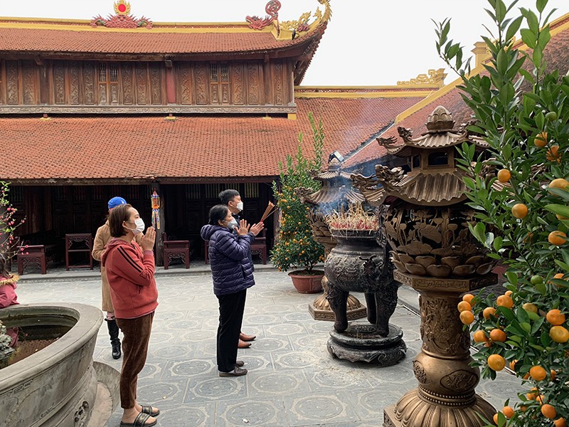 Chiều 14 tháng Giêng (14/2/2022), nhiều du khách đến tham quan chùa Trấn Quốc và thực hiện các nghi thức văn hoá tín ngưỡng tại di tích này