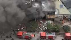Hà Nội: Cháy lớn trên đường Nguyễn Xiển, nhiều cửa hàng bị “bà hỏa hỏi thăm”