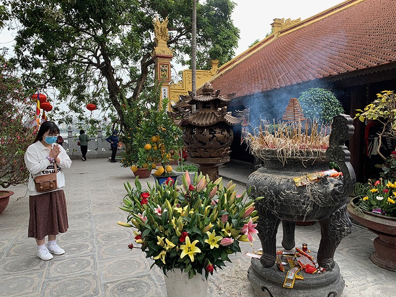 Hà Nội: Nhiều di tích mở cửa, du khách được thoả mãn thực hiện nghi thức văn hoá tâm linh