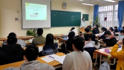 Thầy cô nỗ lực vừa dạy học, vừa phòng chống dịch