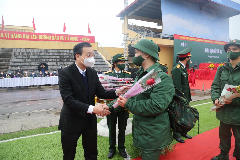 Chủ tịch UBND thành phố Hà Nội Chu Ngọc Anh tặng hoa động viên tân binh