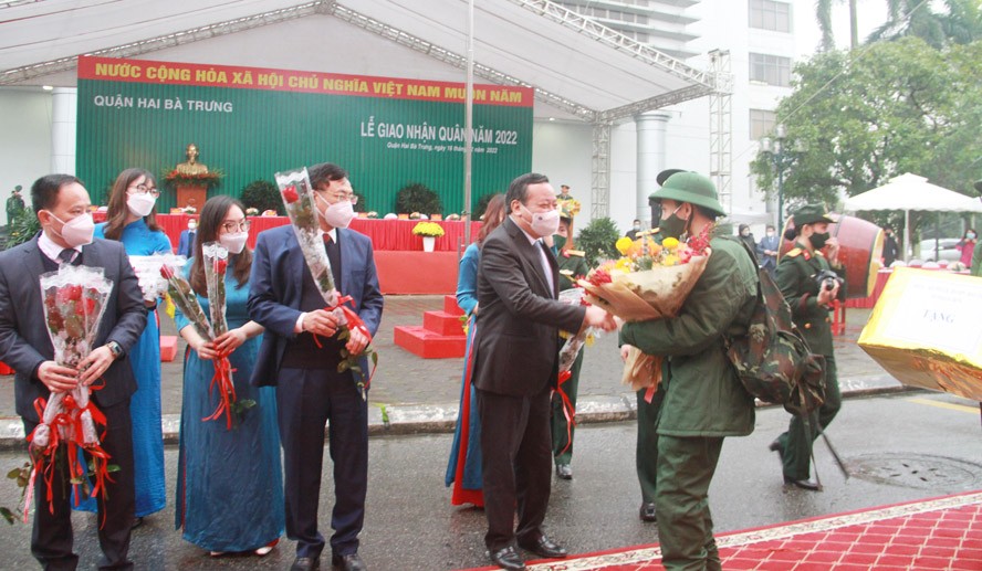 Phó Bí thư Thành ủy Nguyễn Văn Phong tặng hoa, động viên các tân binh lên đường nhập ngũ.