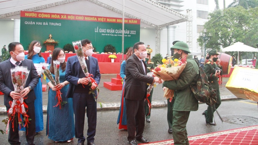 Phó Bí thư Thành ủy Hà Nội Nguyễn Văn Phong dự lễ giao nhận quân năm 2022 tại quận Hai Bà Trưng