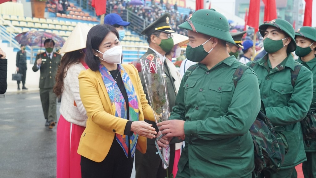 Tiếp nối truyền thống anh hùng, 176 thanh niên huyện Thanh Trì nhập ngũ