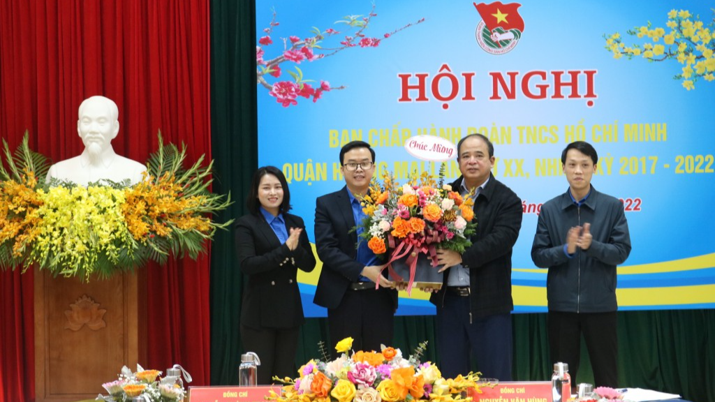Đại diện lãnh đạo Ban tổ chức Quận ủy Hoàng Mai tặng hoa chúc mừng