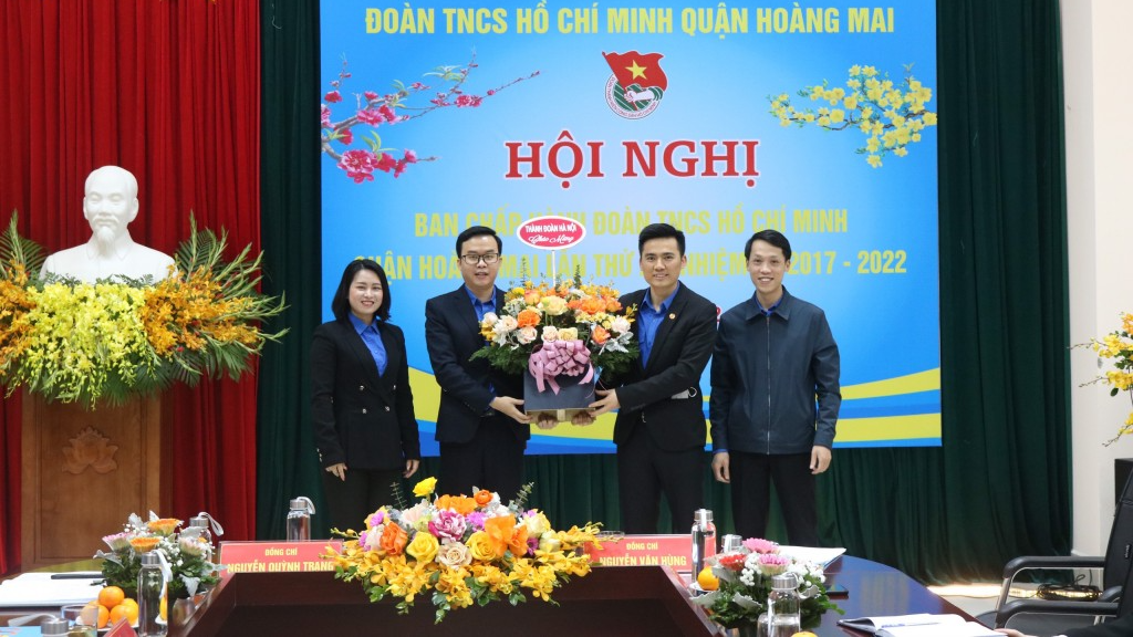 Đồng chí Lý Duy Xuân, Phó Bí thư Thành đoàn Hà Nội tặng hoa chúc mừng tân Phó Bí thư Quận đoàn Hoàng Mai