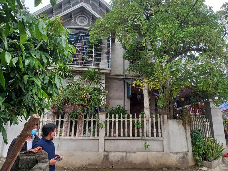 Căn nhà 2 tầng gia đình Hữu sinh sống nằm cạnh với nhà anh Lê Văn V (con trai ông Tới)