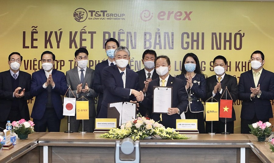 Chủ tịch HĐQT kiêm Tổng Giám đốc Tập đoàn T&amp;amp;T Group Đỗ Quang Hiển và Chủ tịch HĐQT kiêm Tổng Giám đốc Tập đoàn EREX Honna Hitoshi ký biên bản ghi nhớ hợp tác trong lĩnh vực năng lượng sinh khối tại Việt Nam