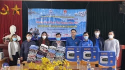 doan thanh nien bo thong tin va truyen thong gui yeu thuong den ba con tinh dien bien