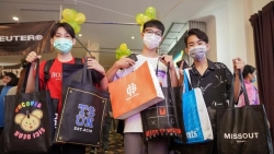 do khoc do cuoi chuyen nguoi tre chon mac no de co dong luc phan dau