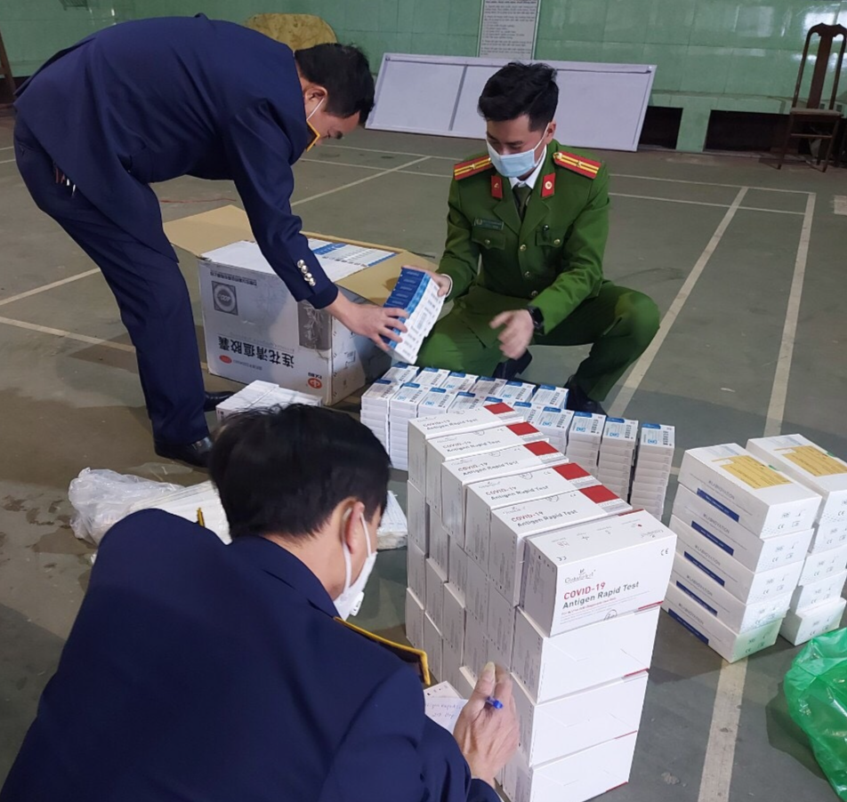 Bắc Giang: Phát hiện đối tượng mua bán kit test nhanh, thuốc điều trị COVID-19 không rõ nguồn gốc