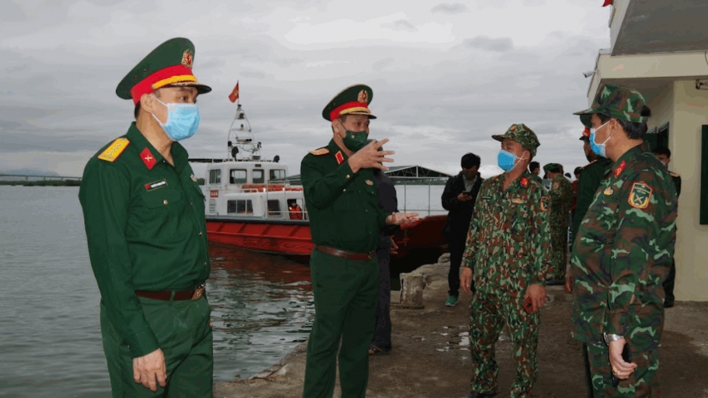 huy dong phuong tien nhan luc tich cuc tim kiem cuu nguoi bi nan do lat ca no tai quang nam