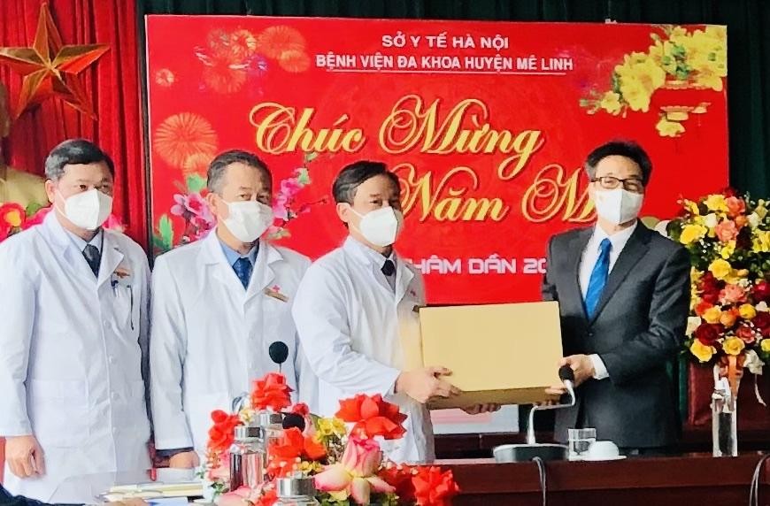 Phó Thủ tướng Vũ Đức Đam tặng quà cho cán bộ, y, bác sĩ Bệnh viện Đa Khoa huyện Mê Linh