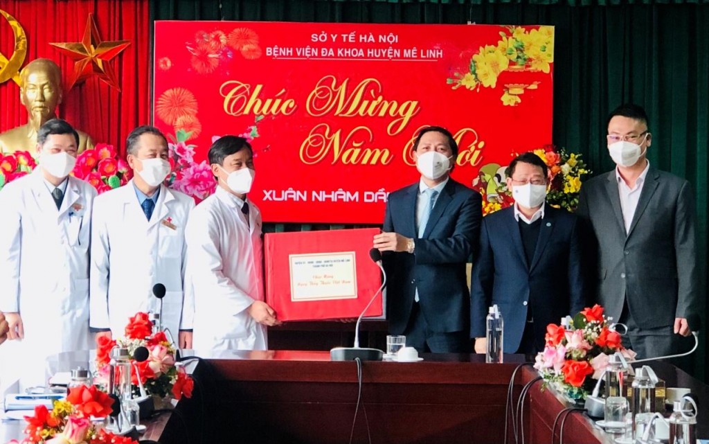 Thường trực Huyện ủy Mê Linh  tặng quà cho Bệnh viện Đa khoa huyện Mê Linh