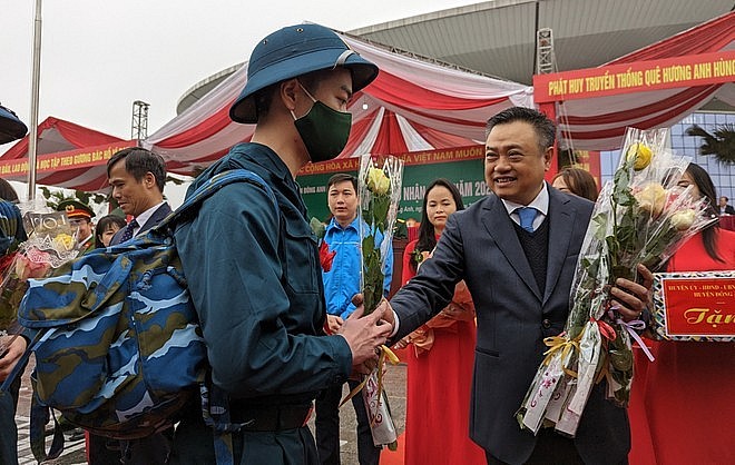 Chủ tịch UBND TP Hà Nội tặng hoa, động viên tân binh lên đường nhập ngũ