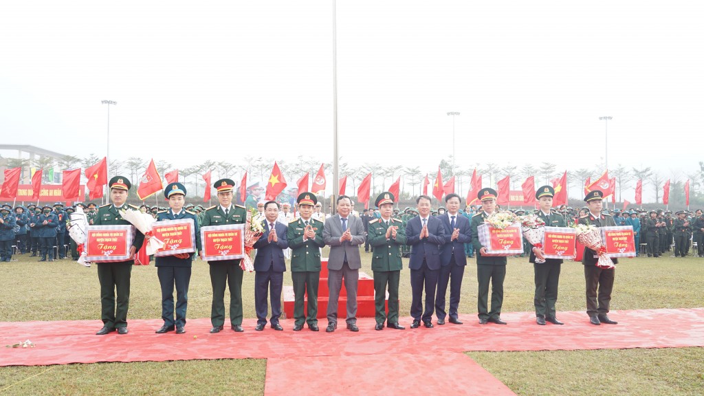Phát huy truyền thống, 183 thanh niên huyện Thạch Thất lên đường nhập ngũ