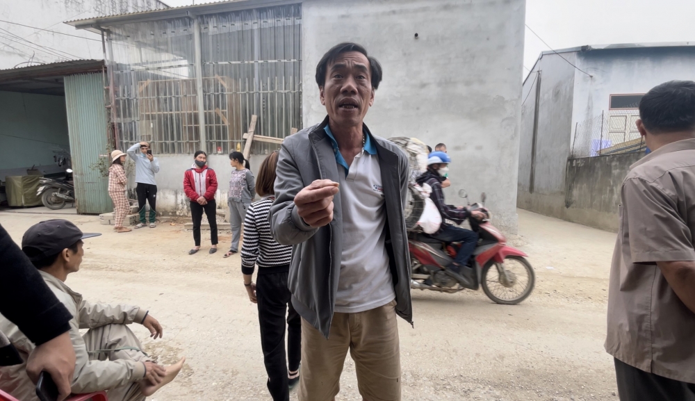 Huyện Hà Trung: Bức xúc vì bị xe có dấu hiệu quá tải “hành hạ”, người dân kéo nhau chặn đường phản đối