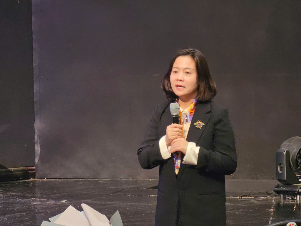 đồng chí Lê Thị Ánh Mai - Phó Giám đốc Sở Văn hóa và Thể thao Hà Nội ghi nhận sự hết mình cho tác phẩm của ekip thực hiện