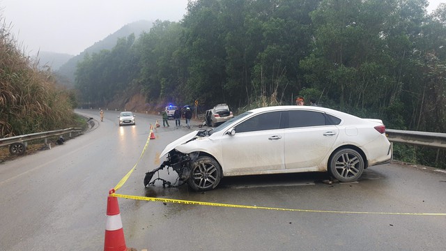 Bắc Kạn: Va chạm mạnh khiến ô tô văng động cơ ra ngoài, nhiều người nhập viện