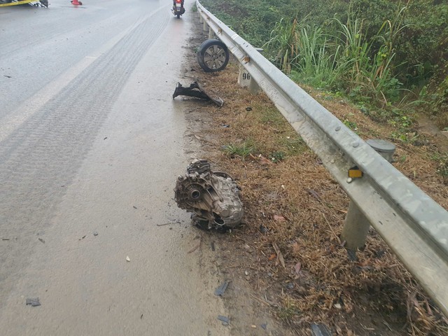 Bắc Kạn: Va chạm mạnh khiến ô tô văng động cơ ra ngoài, nhiều người nhập viện