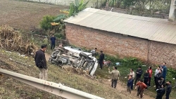 Bắc Giang: Xe ô tô húc đổ lan can, lật ngửa gần chân Cầu Vát