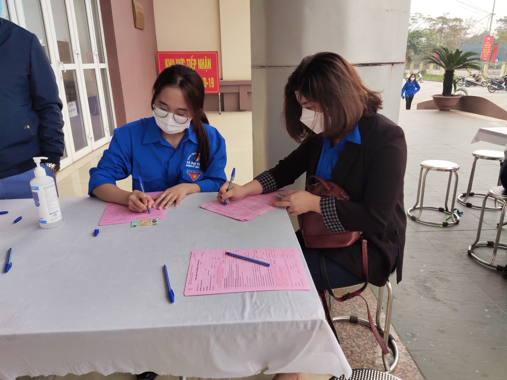 Đoàn viên đăng ký tham gia hiến máu tình nguyện vào sáng ngày 1/3 tại huyện Mê Linh