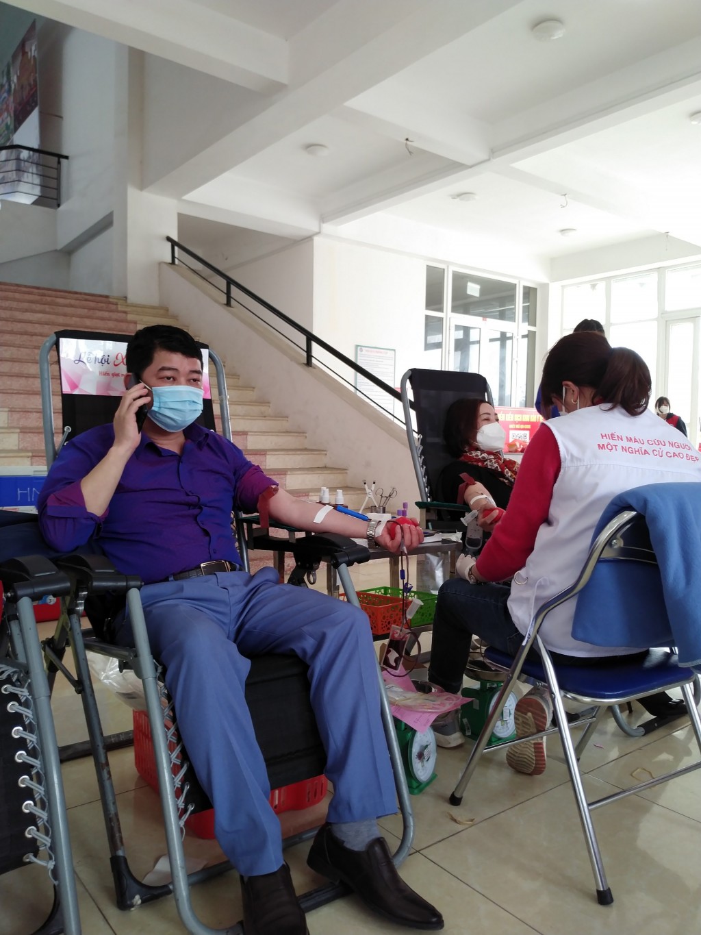 Bên cạnh các bạn Đoàn viên, nhiều cán bộ viên chức của huyện Mê Linh cũng tham gia hiến máu tình nguyện
