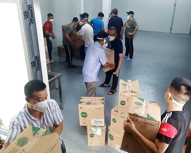 Hàng ngàn thùng dung dịch diệt khuẩn Dettol đã được Reckitt Việt Nam trao tặng các bệnh viện trên toàn quốc để đồng hành xuyên suốt cùng lực lượng y tế tuyến đầu trong cuộc chiến chống dịch. Hàng ngàn thùng dung dịch diệt khuẩn Dettol đã được Reckitt Việt Nam trao tặng các bệnh viện trên toàn quốc để đồng hành xuyên suốt cùng lực lượng y tế tuyến đầu trong cuộc chiến chống dịch.