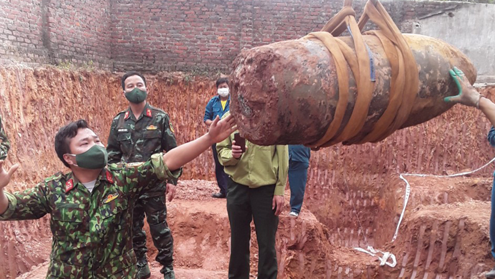 Bắc Giang: Phát hiện quả bom còn nguyên ngòi nổ trong khu dân cư