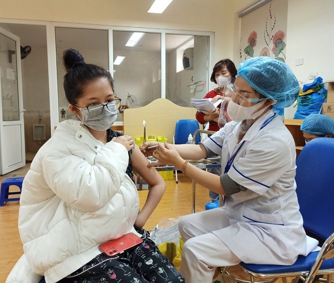 Tiếp tục đẩy nhanh tiến độ tiêm chủng vắc xin phòng COVID-19 cho người dân Ngày 4/3, cả nước ghi nhận 125.587 ca nhiễm mới COVID-19