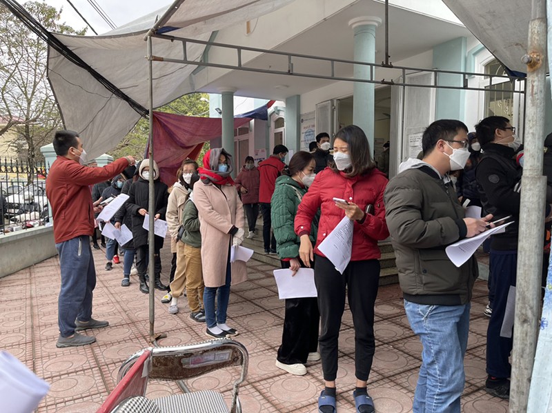 Người dân đến các cơ sở y tế khai báo, làm xét nghiệm