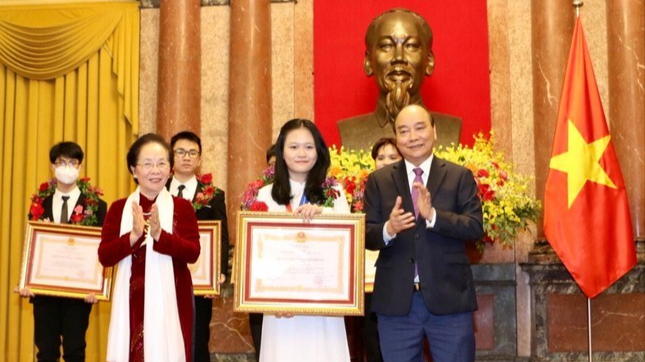 Nguyễn Lê Thảo Anh nhận Huân chương Lao động hạng Nhì do Chủ tịch nước Nguyễn Xuân Phúc trao tặng ẢNH: NVCC