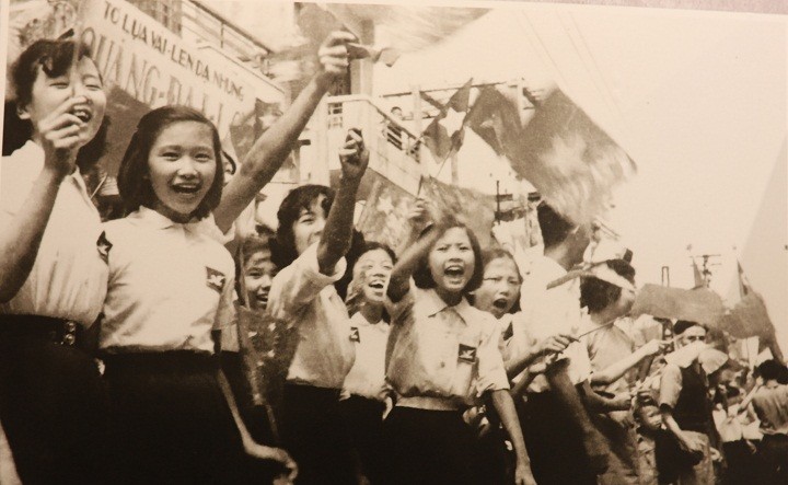 Chị em phụ nữ Hà Nội tưng bừng đón đoàn quân trở về trong ngày Giải phóng Thủ đô 10/10/1954 (Ảnh tư liệu)