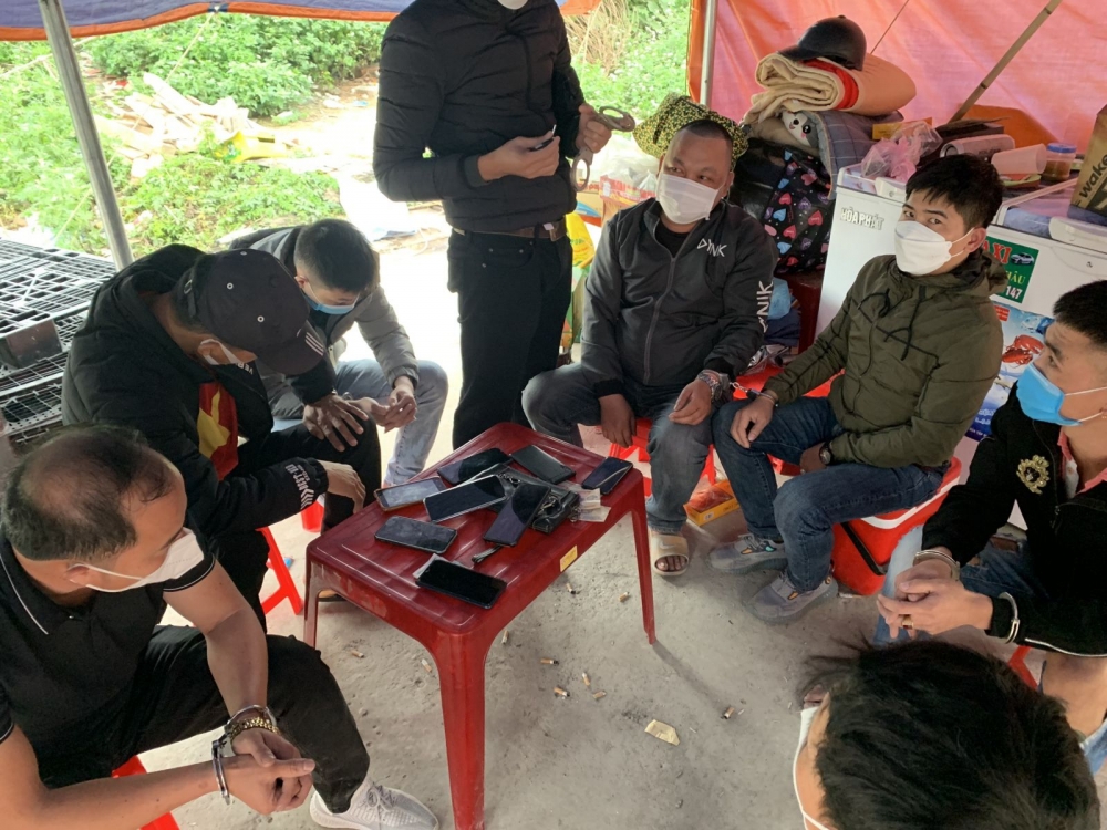 Bắc Giang: Bắt quả tang 8 đối tượng đánh bạc ở quán nước ven đường