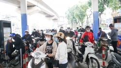 Giá xăng chạm mốc 30.000 đồng/lít