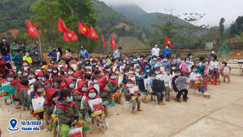 “Tháng ba biên giới”: Mang yêu thương đến với thiếu nhi, người dân vùng biên