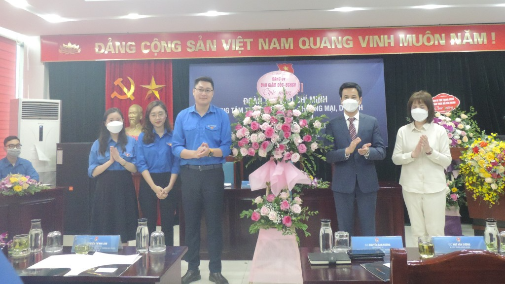 Đại hội đón nhận hoa chúc mừng của lãnh đạo Trung tâm Đại hội đón nhận hoa chúc mừng của lãnh đạo Trung tâm