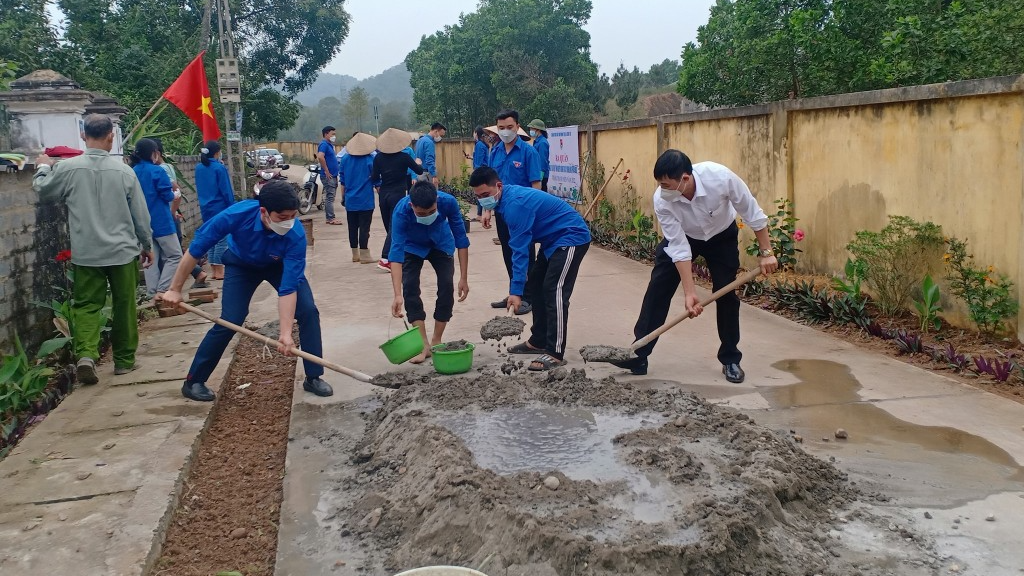 Các bạn trẻ tham gia tu sửa đường giao thông nông thôn